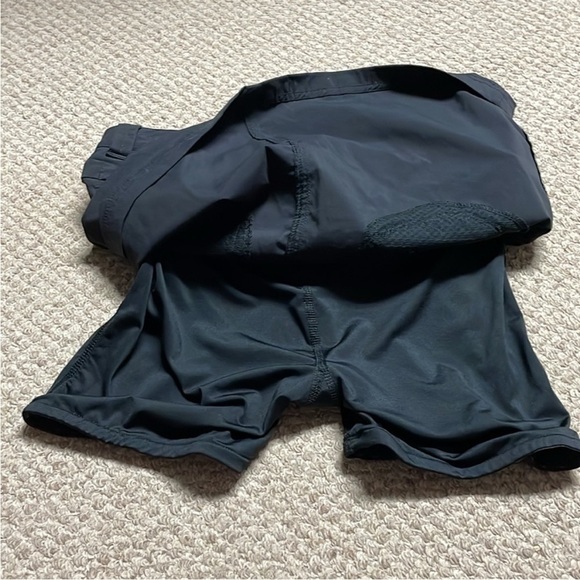 Eddie Bauer size 4 black skirt with built-in shorts - Picture 6 of 6